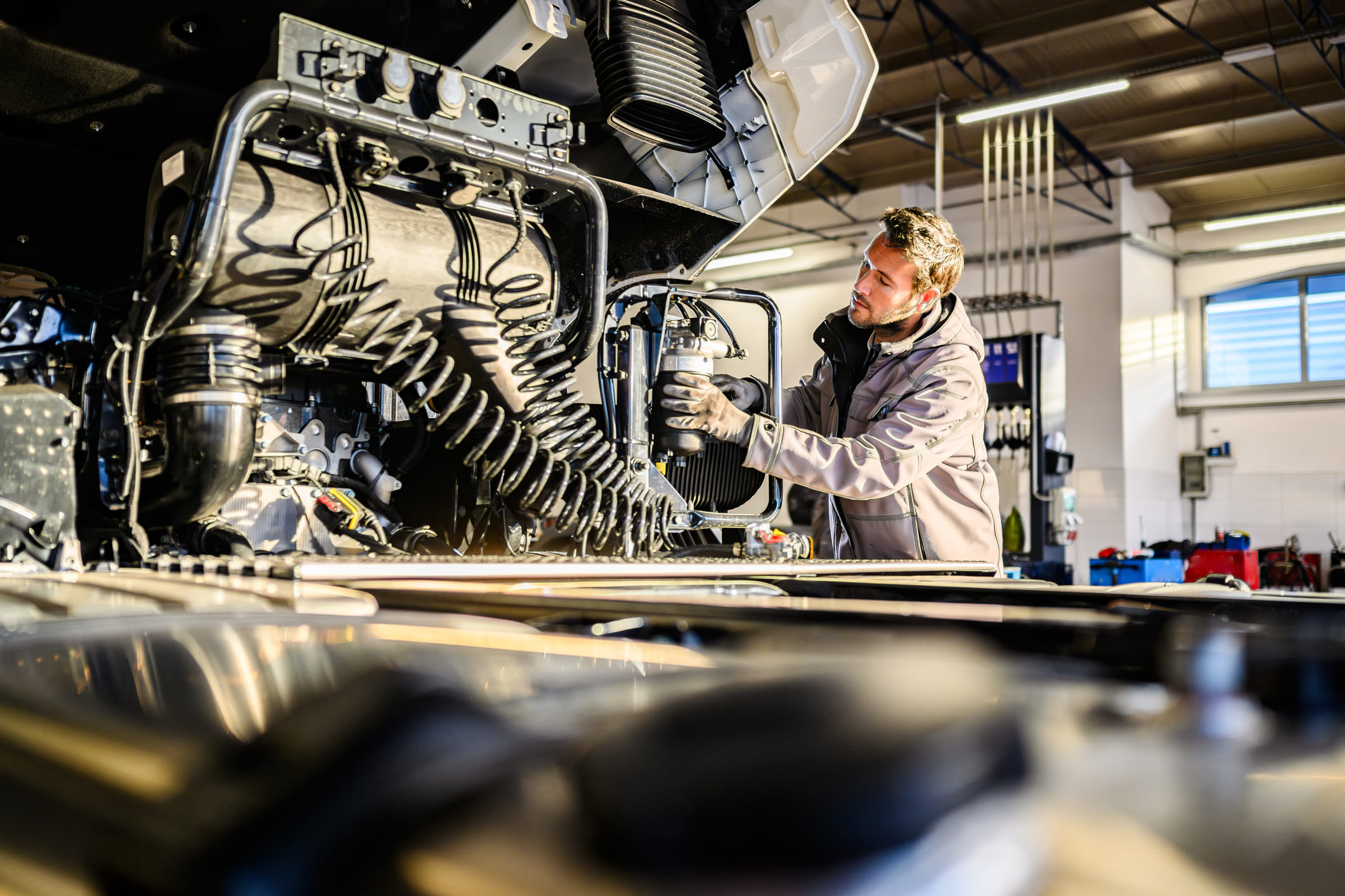 Mechaniker bei Reparaturarbeiten unter einem LKW
